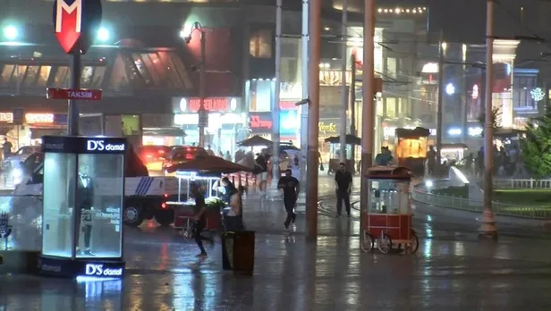 İstanbul'da aniden bastıran sağanak yağış bir çok yerde hayatı felç etti-3