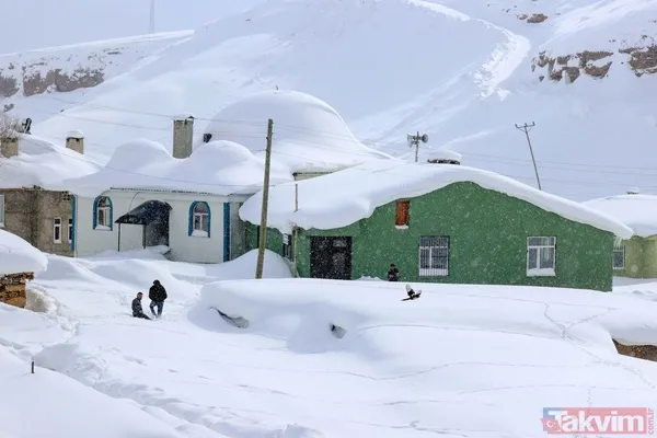 Kar kalınlığı 2 metreyi aştı! Van'ın köylerinde 'beyaz esaret' yaşanıyor - 12
