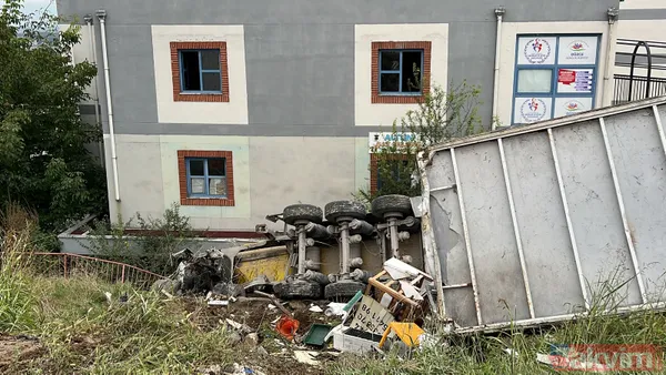 Faciaya ramak kala! Freni boşalan kamyon, taksi durağına daldı - 8