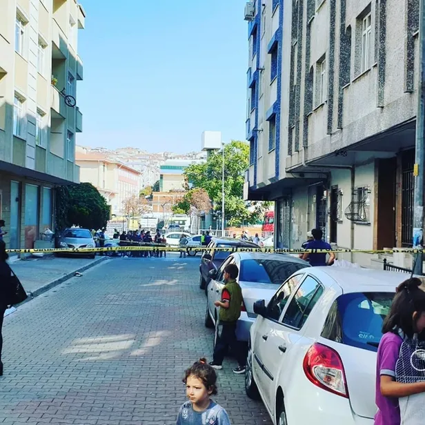 İstanbul'daki deprem sonrası Şirinevler'de yan yatan bir bina tahliye edildi-3