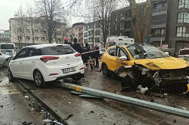 İki otomobil kavşakta çarpıştı: 3 yaralı