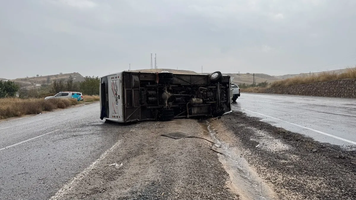 kirikkalede-iscileri-tasiyan-midibus-devrildi-1i-agir-15-kisi-yaralandi-1793085319861.jpeg Kazada 15 kişi yaralandı (Foto: AA)