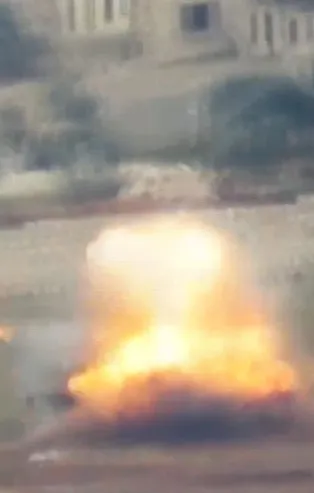 Katil Esed'in askerleri böyle havaya uçtu! SMO, Esad rejimine ait bir askeri aracı patlattı