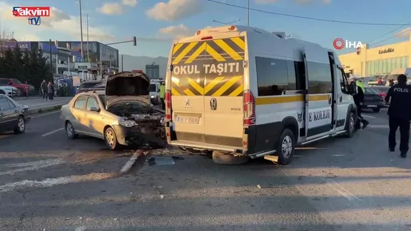 Balıkesir'de feci kaza: Öğrenci servisi otomobil ile çarpıştı! 7 yaralı