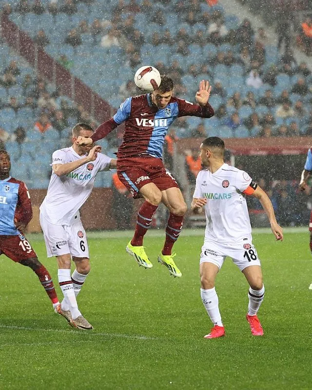 trabzonspor-evinde-fatih-karagumruku-4-1-maglup-etti-iste-macta-yasananlar-1710006745405.jpeg