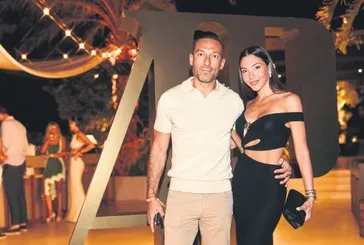 Sosyetik sevgili hayatı yaşatıyor