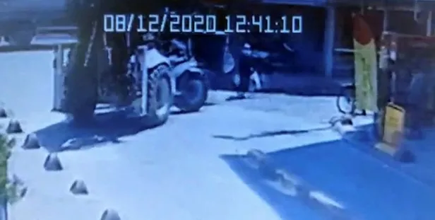 korku-dolu-anlar-istanbulun-gobeginde-kepce-dehseti-kamerada-1597306581555.jpg İstanbul'un göbeğinde kepçe dehşeti! 57 yaşındaki kadına çarparak yere savurdu...-2