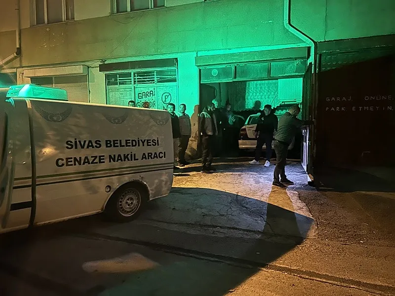 Sivas'ta tüyler ürperten olay! Garajda otomobilin içinde cansız bedeni bulundu (DHA)
