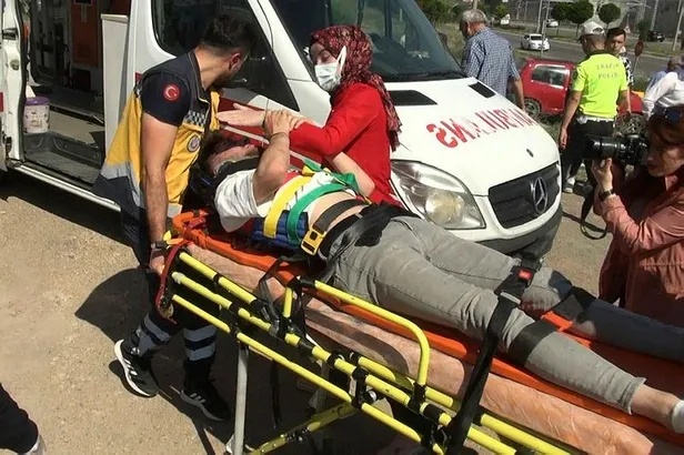Sivas'ta duygulandıran anlar! Yaralanan sürücü sağlık görevlisinin eline sarıldı-2