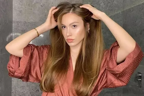 sosyal-medya-fenomeni-duygu-ozaslana-soke-eden-ceza-reklam-paylasiminda-bakanlik-kararina-uymadigi-icin-1644260436805.jpeg Sosyal medya fenomeni Duygu Özaslan'a şoke eden ceza! Reklam paylaşımında bakanlık kararına uymadığı için...-5