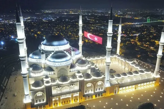 Çamlıca Camii'nde ilk ezan okundu