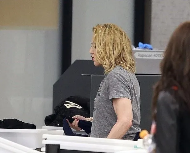 Madonna havaalanına böyle geldi görenleri şaşkına çevirdi!-2