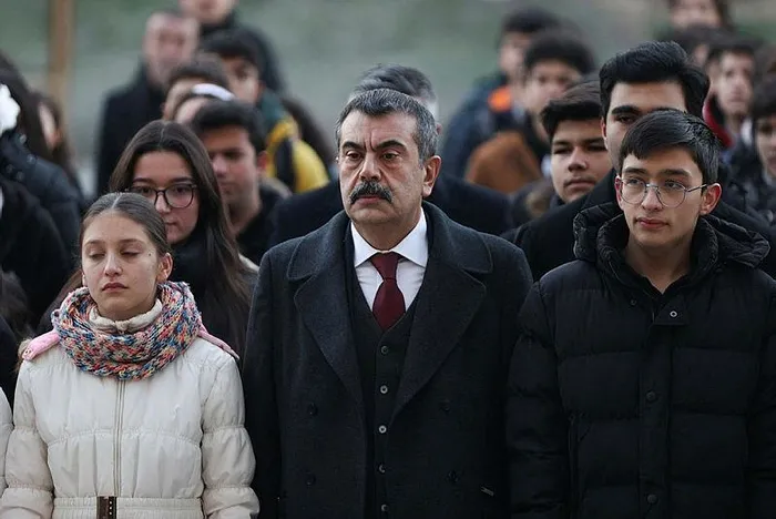 ogrenciler-okullarda-pence-kilit-sehitleri-icin-saygi-durusunda-bulundu-1705300543624.jpeg Öğrenciler okullarda Pençe Kilit Şehitleri için saygı duruşunda bulundu-2