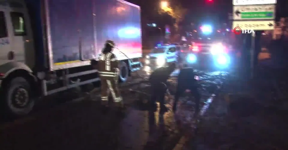 Üsküdar'da feci kaza! Kamyon ağaca çarptı!