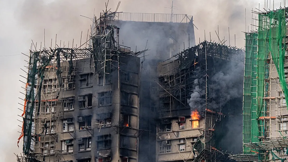 Hong Kong'daki yangında ölü sayısı artıyor
