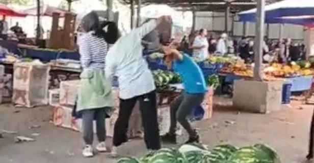 Kastamonu’da kadınlar pazarda birbirlerine girdi! Sebze ve meyveler havada uçuştu