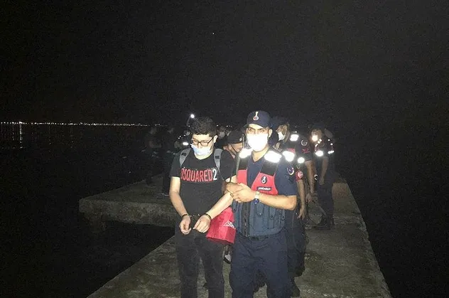 Son dakika: İzmir'in Seferihisar ilçesinde sürat teknesiyle Yunanistan'a kaçmaya çalışan FETÖ şüphelileri yakalandı