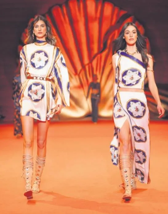 Güzel oyuncu Serenay Sarıkaya'nın kıyafeti baharı getirmiş dedirtti-5