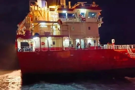 Zeytinburnu’nda gemi karaya oturdu