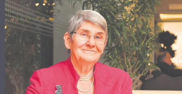 Prof. Dr. Canan Karatay: Kelle paça göbekteki yangını söndürür