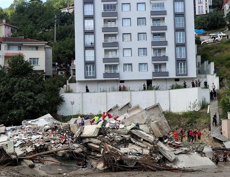 Çöken apartmanın müteahhidi gözaltında
