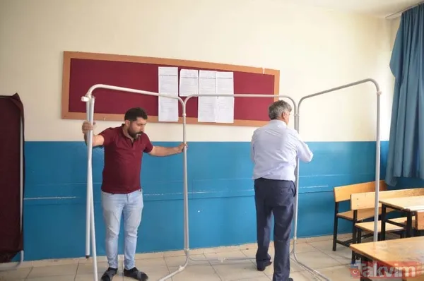 4- Oy Pusulasına Mühür Dışında İşaret Konulmayacak Seçmenler, Birleşik Oy Pusulalarında Tercih Ettiği Cumhurbaşkanı Adayı İçin Ayrılan Bölümden Dışarı...