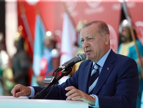 son-dakika-baskan-recep-tayyip-erdogan-malazgirtten-seslendi-soz-veriyoruz-yolumuzun-kesilmesine-riza-gostermeyecegiz-1629971687940.jpg SON DAKİKA: Başkan Recep Tayyip Erdoğan Malazgirt'ten seslendi: Söz veriyoruz yolumuzun kesilmesine rıza göstermeyeceğiz-6