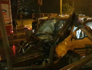 Kocaeli'nin Derince ilçesinde korkunç kaza! Bariyerlere çarpan hafif ticari aracın sürücüsü ağır yaralandı