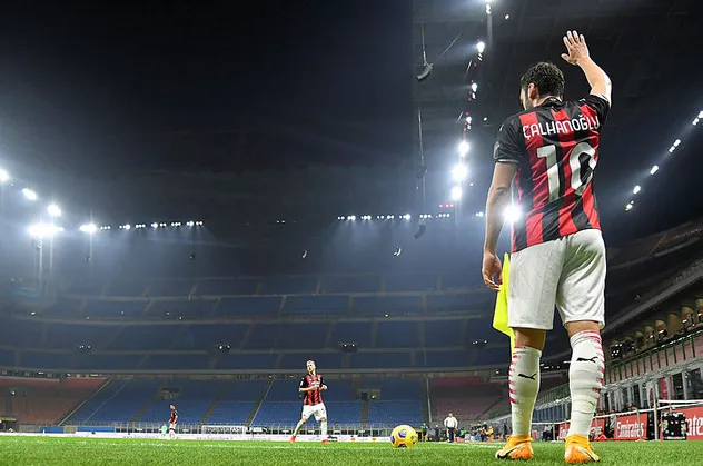Hakan Çalhanoğlu'nun Milan'daki geleceği belli oluyor! Kritik görüşme
