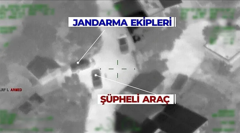 3 şüphelinin, yakalandığı anlara ait insansız hava aracının kamerasına yansıyan görüntüler ortaya çıktı. (DHA)