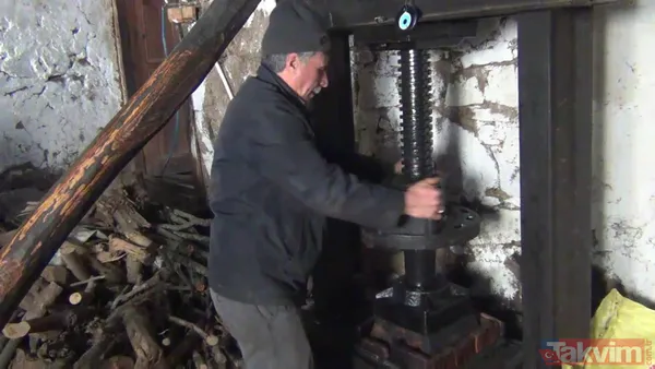 Babalarından miras kaldı! Karı-koca yarım asırdır aynı yöntemle susam yağı çıkarıyor - 11