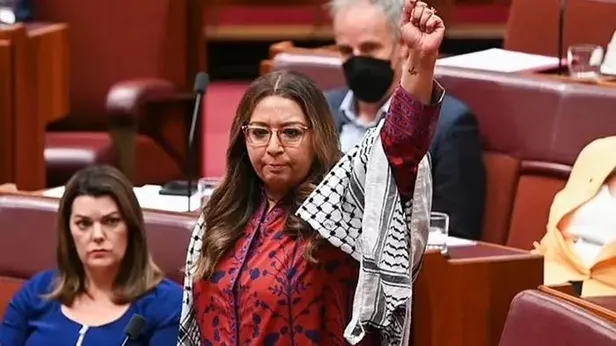 Avustralya'da senatörler, hükümetin katil İsrail ordusunun Gazze'ye yönelik saldırılarını kınamadığı için oturumu terk etti-4