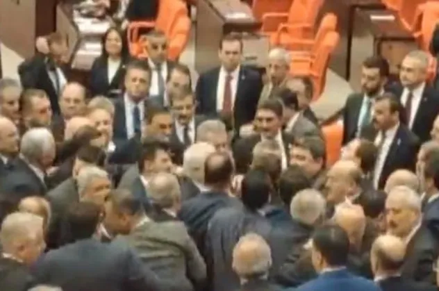 Meclis'te kavga! CHP'liler AK Partililerin üzerine yürüdü