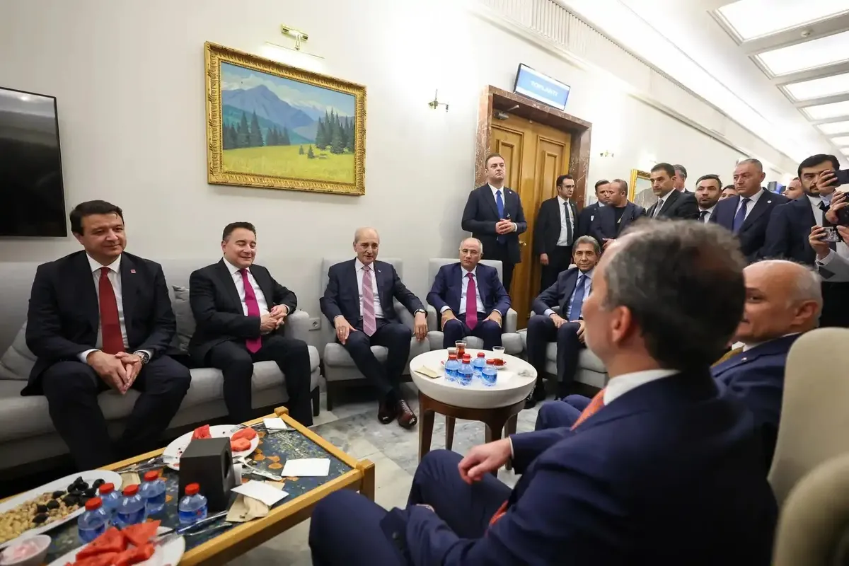 1786399330592.jpeg Kurtulmuş tarihi oylama sonrası parti liderleriyle bir araya geldi-4