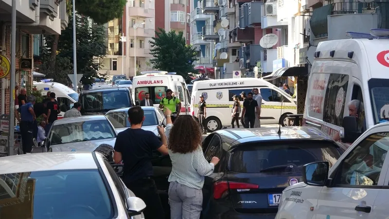 Çanakkale'de polis merkezinin önünde kan aktı! Husumetli iki grup birbirine girdi: Savaş alanında 6 yaralı, 11 gözaltı (DHA)