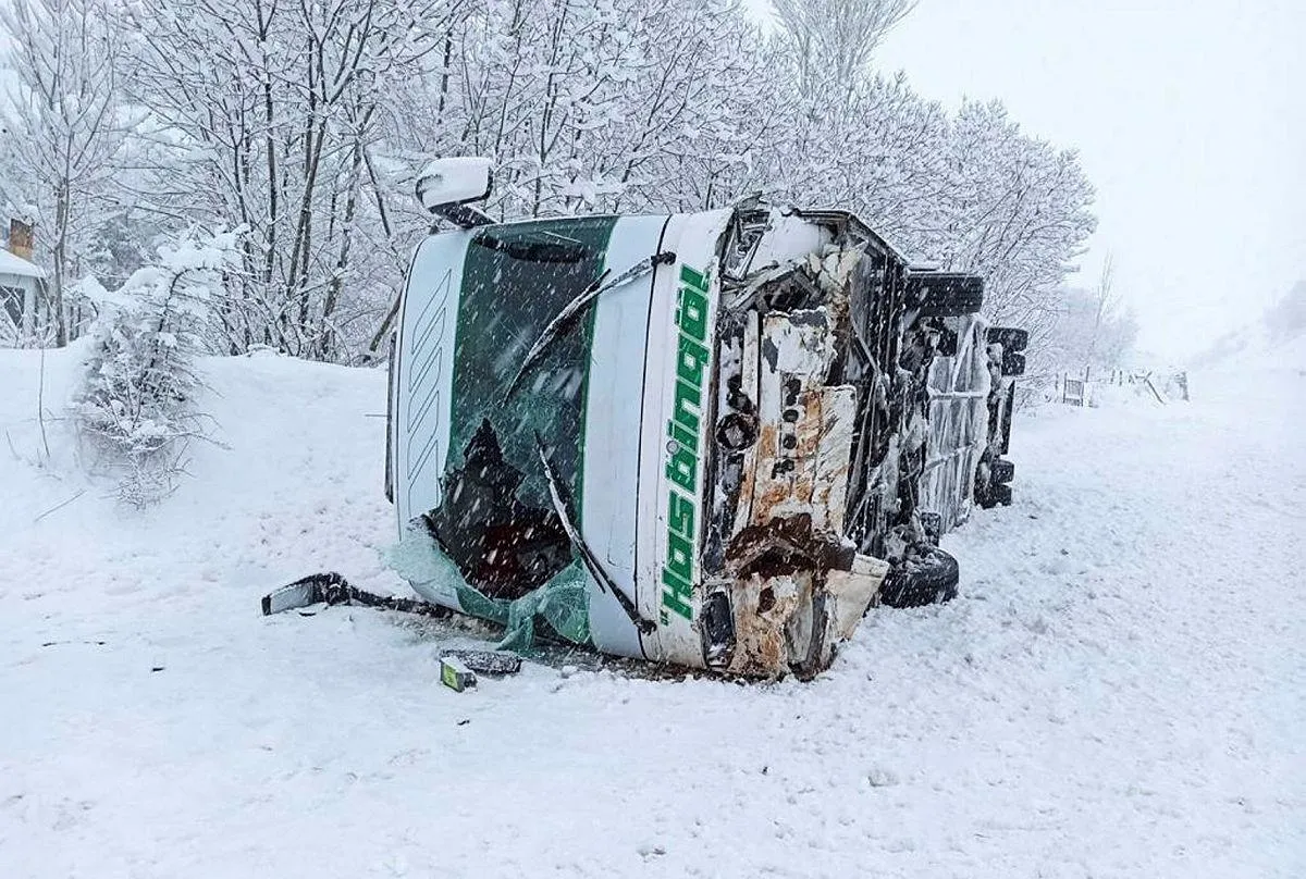 Kontrolden çıkan yolcu otobüsü devrildi! Yaralılar var