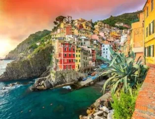 Uçurum manzaralı ilginç evler