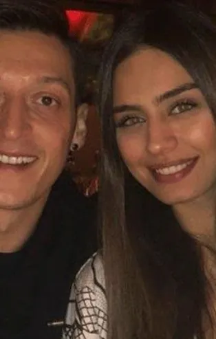 Amine Gülşe ve eşi Mesut Özil, Ferdi Tayfur'un damar şarkılarıyla aşka geldi