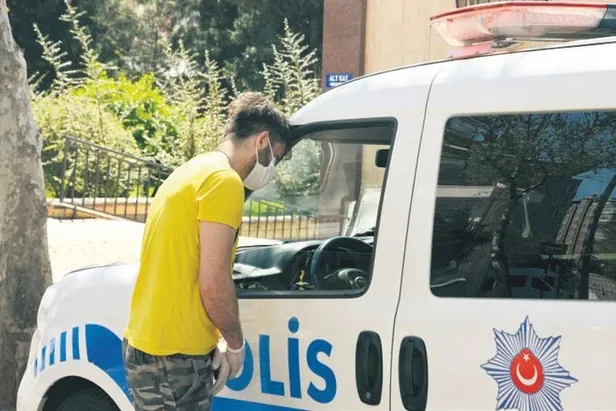 Polisi gören küçük kardeşler, taşların arkasına saklandı-4