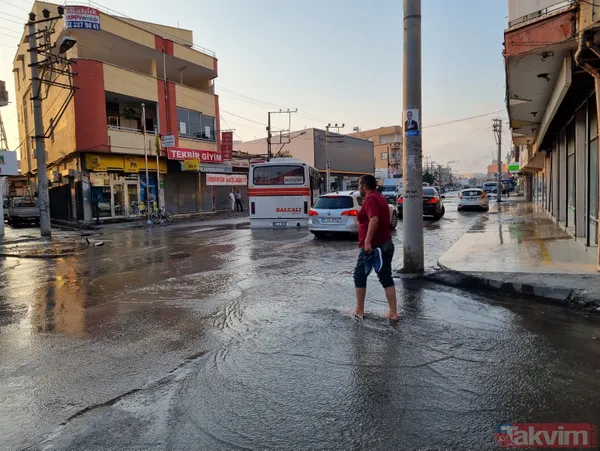 Adana'da su borusu patladı! Asfalt çöktü sokaklar göle döndü - 15