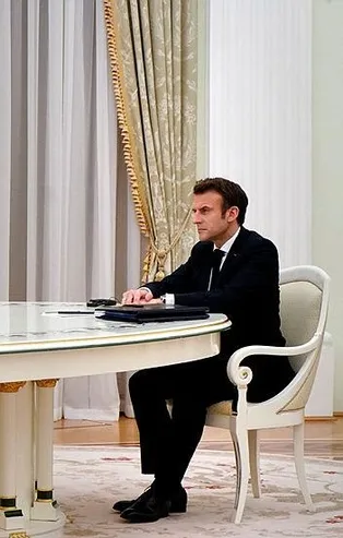 Rusya Devlet Başkanı Putin ile Fransa Cumhurbaşkanı Macron görüşmesindeki devasa masanın nedeni açıklandı
