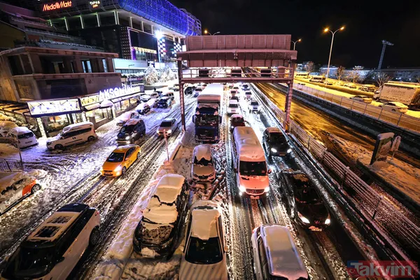 İBB'nin kar rezaleti: İstanbul'da yoğun kar sonrası araçlar yolda kaldı! Vatandaşlar evine gidemedi - 31