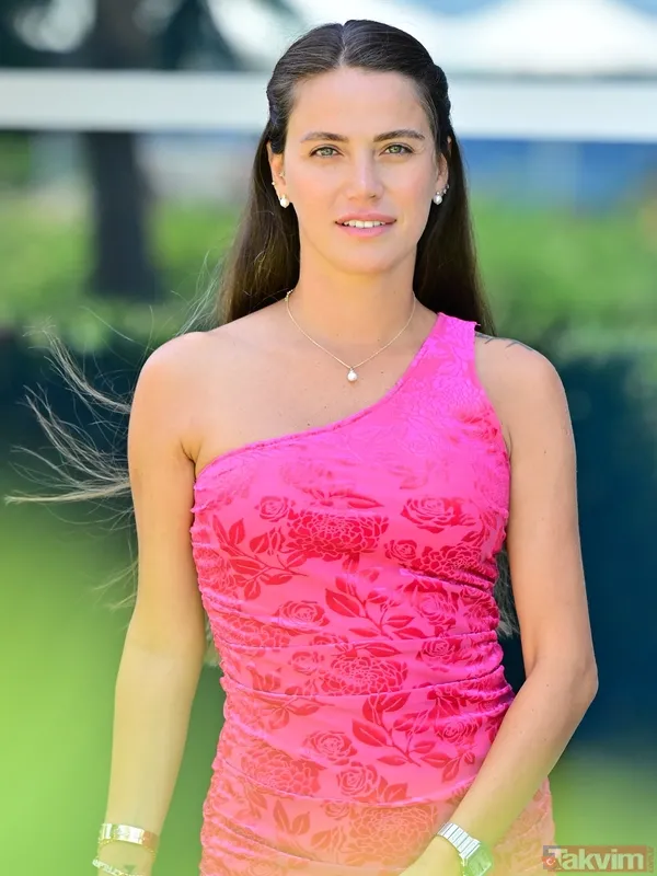 Farklı zamanlarda doğmuş aynı kişi gibi... Ceyda Ateş kızı Thalia ve kendi çocukluk fotoğrafını paylaştı - 14