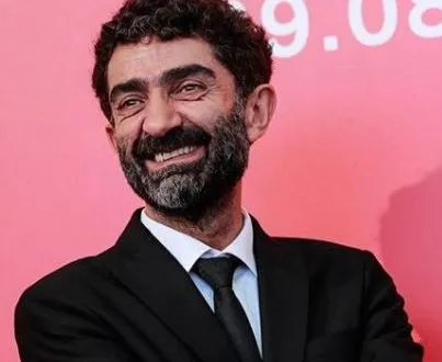 kurban-babayi-kim-oynuyor-ben-bu-cihana-sigmazamin-kurban-babasi-ali-seckiner-alici-kimdir-kac-yasinda-nereli-1663593388086.jpg Kurban Baba'yı kim oynuyor? Ben Bu Cihana Sığmazam'ın Kurban Baba'sı Ali Seçkiner Alıcı kimdir, kaç yaşında, nereli, hangi dizilerde oynadı?-2