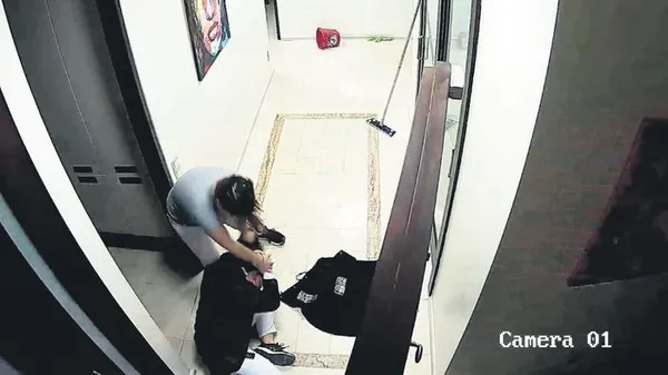 istanbul-harbiyede-dis-polikliniginde-calisan-iki-kadin-birbirine-girdi-1608703408156.jpeg İstanbul Harbiye'de diş polikliniğinde çalışan iki kadın birbirine girdi-3