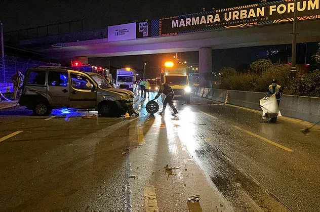 Bayrampaşa'da hafif ticari araç bariyere çarptı: 1'i ağır, 3 yaralı