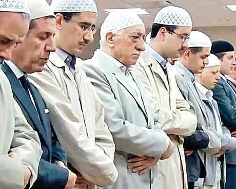 Gülen’in namaz kıldırmayı bilmediği ortaya çıktı