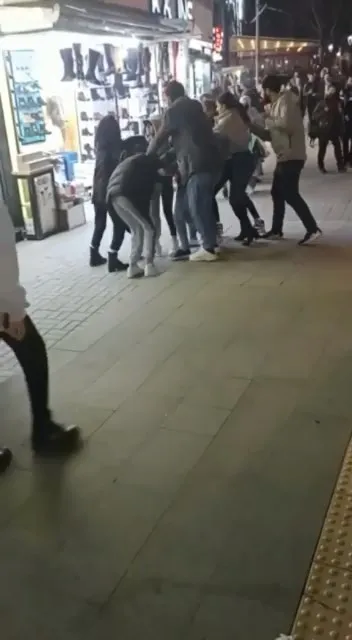 kizlarin-bas-basa-kavgasi-kamerada-erkek-yuzunden-sac-saca-bas-basa-birbirlerine-girdiler-1639288668475.jpg Kızların kavgası kamerada! Erkek yüzünden saç saça baş başa birbirlerine girdiler-6