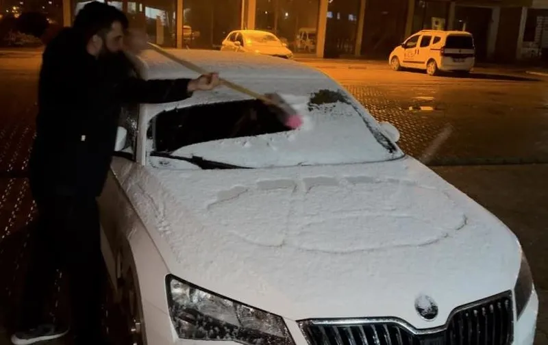 hava-sicakligi-eksilere-dusen-yuksekovada-lapa-lapa-kar-yagisi-basladi-1729651502677.jpeg Yüksekova'ya kış erken geldi: Lapa lapa kar yağışı başladı. (İHA)