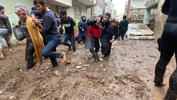 Şanlıurfa'da sel felaketi! Valilikten okullar için 'tatil' kararı: Can kaybı 17'ye yükseldi-4